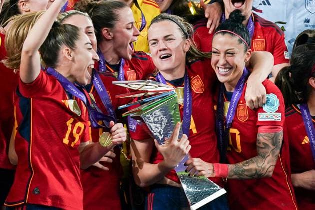 Sevilla, Spain, February 28th 2024: Captain Irene Paredes (4 Spain) lifts the champion trophy celebrate the winning of the Final with players of Spain (including Olga Carmona (19), Alexia Putellas (11), Jennifer Hermoso (10) during the trophy ceremony during the UEFA Womens Nations League Final 2024 football match between Spain and France at Estadio Olimpico de Sevilla in Sevilla, Spain. (Daniela Porcelli SPP) Copyright: xDanielaxPorcellix xSPPx spp-en-DaPoSp-20240228-DP205939-4