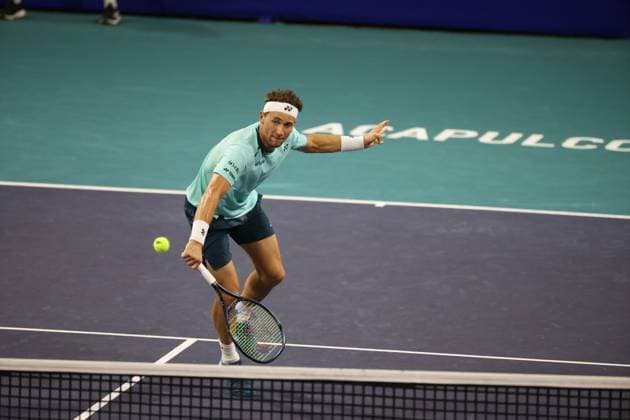 (240229) -- ACAPULCO, Feb. 29, 2024 -- Casper Ruud of Norway hits a return during the men s singles second round match against Dusan Lajovic of Serbia at the 2024 ATP, Tennis Herren Mexican Open tennis tournament in Acapulco, Mexico, Feb. 28, 2024. ) (SP)MEXICO-ACAPULCO-TENNIS-ATP-MEXICAN OPEN LixMengxin 