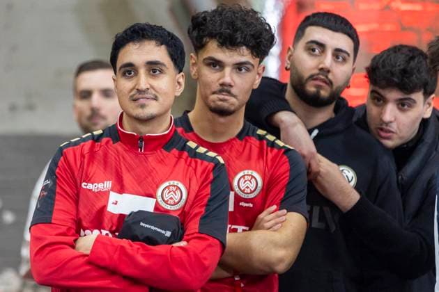 Virtual Bundesliga, Division South East, 28 02 2023 Muhammed Furkan Kayacik FURKYPLAYZ SV Wehen Wiesbaden, front , Maxime Muscheid SHEPAY SV Wehen Wiesbaden , Mazlum Dogan MAAZLUM SV Elversberg VBL Club Championship Offline Matchday, February 27 28, Virtual Bundesliga, 33 Matchday, Division South East, on 28 02 2023, Strassenkicker Base, Cologne Copyright: xBEAUTIFULxSPORTS Meuselx