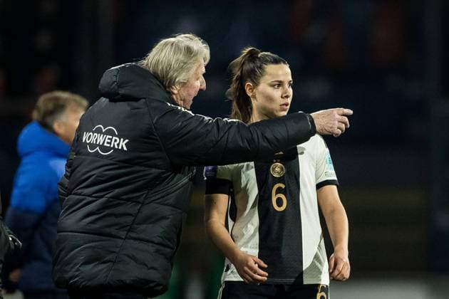 UEFA WOMENS NATIONS LEAGUE FINALS Netherlands Germany 28 02 2024 Horst Hrubesch Germany, coach in conversation with Lena Oberdorf Germany, 6 UEFA WOMENS NATIONS LEAGUE FINALS 2024 Netherlands Germany Heerenveen, Abe Lenstra Stadion, 28 02 2024 Copyright: xBEAUTIFULxSPORTS Wunderlx