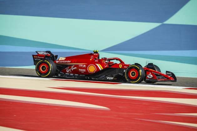 55 SAINZ Carlos (spa), Scuderia Ferrari SF-24, action during the Formula 1 Gulf Air Bahrain Grand Prix 2024, 1st round of the 2024 FIA Formula One World Championship, WM, Weltmeisterschaft from February 29 to March 2, 2024 on the Bahrain International Circuit, in Sakhir, Bahrain - F1 - BAHRAIN GRAND PRIX 2024 DPPI Panoramic  _BR32074