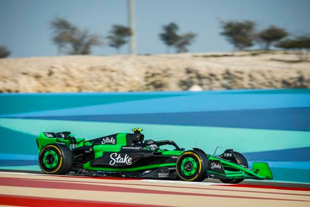 24 ZHOU Guanyu (chi), Stake F1 Team Kick Sauber C44, action during the Formula 1 Gulf Air Bahrain Grand Prix 2024, 1st round of the 2024 FIA Formula One World Championship, WM, Weltmeisterschaft from February 29 to March 2, 2024 on the Bahrain International Circuit, in Sakhir, Bahrain - F1 - BAHRAIN GRAND PRIX 2024 DPPI Panoramic  _BR31889