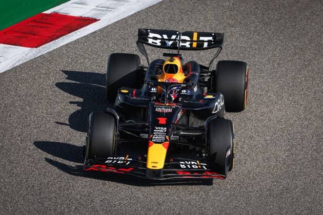 01 VERSTAPPEN Max (nld), Red Bull Racing RB20, action during the Formula 1 Gulf Air Bahrain Grand Prix 2024, 1st round of the 2024 FIA Formula One World Championship, WM, Weltmeisterschaft from February 29 to March 2, 2024 on the Bahrain International Circuit, in Sakhir, Bahrain - F1 - BAHRAIN GRAND PRIX 2024 DPPI Panoramic  240229_R01BAHRAIN_AV3_7453