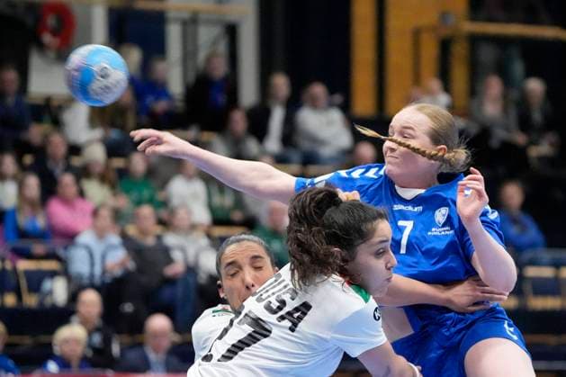 Bilder des Jahres 2024, Sport 02 Februar Sport Themen der Woche KW09 Sport Bilder des Tages Malena Heikkinen of Finland and Beatriz Fabiana Sousa of Portugal during the Women’s EHF Euro 2024 qualifiers Group 3 match between Finland and Portugal at the Vantaa Arena on 29. February 2024.(Kalle Parkkinen Newspix24)  Copyright: xKallexParkkinenx np24kp2918212549