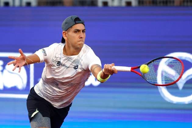 Tenis, Alejandro Tabilo vs Tomas Barrios Vera El tenista Alejandro Tabilo de Chile regresa la bola de Tomas Barrios Vera de Chile por el ATP, Tennis Herren 250 de Santiago 2024 en el Club San Carlos de Apoquindo en Santiago, Chile. 29 02 2024 Felipe Zanca Photosport Tennis, Alejandro Tabilo vs Tomas Barrios Vera The tennis player Alejandro Tabilo of Chile return the ball of Tomas Barrios Vera of Chile in the match for the ATP 250 Santiago 2024 at the Club San Carlos de Apoquindo in Santiago, Chile. 29 02 2024 Felipe Zanca Photosport Alejandro Tabilo vs Tomas Barrios Vera, ATP 250 Santiago 2024