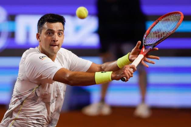 Tenis, Alejandro Tabilo vs Tomas Barrios Vera El tenista Tomas Barrios Vera de Chile regresa la bola de Alejandro Tabilo de Chile por el ATP, Tennis Herren 250 de Santiago 2024 en el Club San Carlos de Apoquindo en Santiago, Chile. 29 02 2024 Felipe Zanca Photosport Tennis, Alejandro Tabilo vs Tomas Barrios Vera The tennis player Tomas Barrios Vera of Chile return the ball of Alejandro Tabilo of Chile in the match for the ATP 250 Santiago 2024 at the Club San Carlos de Apoquindo in Santiago, Chile. 29 02 2024 Felipe Zanca Photosport Alejandro Tabilo vs Tomas Barrios Vera, ATP 250 Santiago 2024