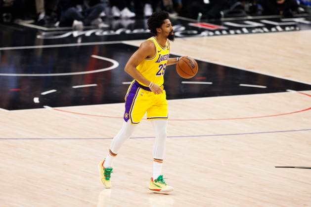 LOS ANGELES, CA - FEBRUARY 28: Los Angeles Lakers guard Spencer Dinwiddie (26) dribbles during an NBA, Basketball Herren, USA basketball game against the LA Clippers on February 28, 2024 at Crypto.com Arena in Los Angeles, CA. (Photo by Ric Tapia Icon Sportswire) NBA: FEB 28 Lakers at Clippers EDITORIAL USE ONLY Icon269240228133