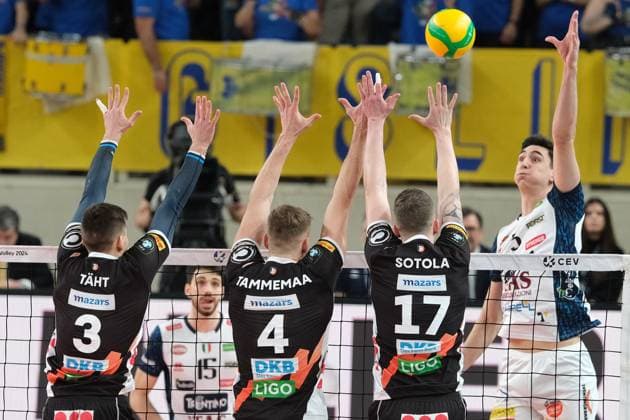 Sport Bilder des Tages ITAS Trentino Volley v Berlin Recycling Volleys - CEV Men Volley Champions League Alessandro Michieletto of ITAS Trentino Volley is attacking during the match between ITAS Trentino Volley and Berlin Recycling Volleys, a quarterfinal of the CEV Men s Volley Champions League 2023 2024, at Il T Quotidiano Arena in Trento, Italy, on February 29, 2024. Trento Italy Italy  Copyright: xRobertoxTommasinix originalFilename:tommasini-itastren240229_npEAi.jpg