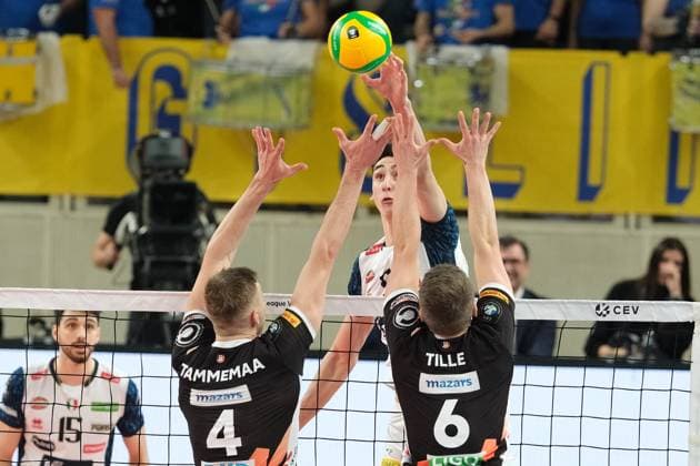 ITAS Trentino Volley v Berlin Recycling Volleys - CEV Men Volley Champions League Alessandro Michieletto of ITAS Trentino Volley is spiking the ball during the match between ITAS Trentino Volley and Berlin Recycling Volleys in the quarterfinals of the CEV Men s Volleyball Champions League 2023 2024 at Il T Quotidiano Arena in Trento, Italy, on February 29, 2024. Trento Italy Italy  Copyright: xRobertoxTommasinix originalFilename:tommasini-itastren240229_npFZM.jpg