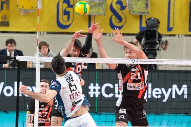 ITAS Trentino Volley v Berlin Recycling Volleys - CEV Men Volley Champions League Daniel Malescha and Tobias Krick of Berlin Recycling Volleys are blocking during the match between ITAS Trentino Volley and Berlin Recycling Volleys, a quarterfinal of the CEV Men s Volleyball Champions League 2023 2024, at Il T Quotidiano Arena in Trento, Italy, on February 29, 2024. Trento Italy Italy  Copyright: xRobertoxTommasinix originalFilename:tommasini-itastren240229_npRgm.jpg