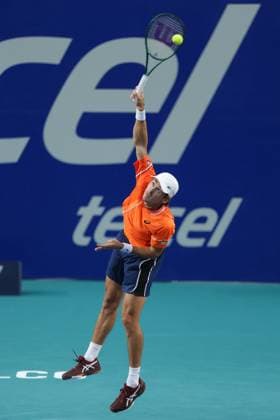 (240301) -- ACAPULCO, March 1, 2024 -- Alex De Minaur of Australia serves the ball during the quarterfinal match against Stefanos Tsitsipas of Greece at the 2024 ATP, Tennis Herren Mexican Open tennis tournament in Acapulco, Mexico, Feb. 29, 2024. (Photo by Xinhua) (SP)MEXICO-ACAPULCO-TENNIS-ATP-MEXICAN OPEN-QUARTERFINAL FranciscoxCanedo 