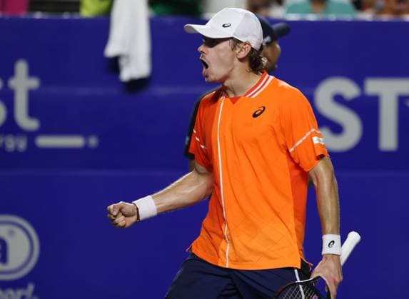 (240301) -- ACAPULCO, March 1, 2024 -- Alex De Minaur of Australia celebrates victory after the quarterfinal match against Stefanos Tsitsipas of Greece at the 2024 ATP, Tennis Herren Mexican Open tennis tournament in Acapulco, Mexico, Feb. 29, 2024. ) (SP)MEXICO-ACAPULCO-TENNIS-ATP-MEXICAN OPEN-QUARTERFINAL LixMengxin 