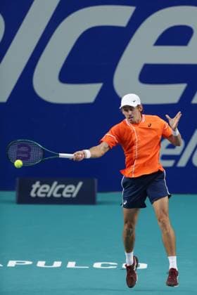 (240301) -- ACAPULCO, March 1, 2024 -- Alex De Minaur of Australia hits a return during the quarterfinal match against Stefanos Tsitsipas of Greece at the 2024 ATP, Tennis Herren Mexican Open tennis tournament in Acapulco, Mexico, Feb. 29, 2024. (Photo by Xinhua) (SP)MEXICO-ACAPULCO-TENNIS-ATP-MEXICAN OPEN-QUARTERFINAL FranciscoxCanedo 