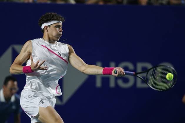 (240301) -- ACAPULCO, March 1, 2024 -- Ben Shelton of the United States hits a return during the quarterfinal match against Casper Ruud of Norway at the 2024 ATP, Tennis Herren Mexican Open tennis tournament in Acapulco, Mexico, March 1, 2024. (Photo by Xinhua) (SP)MEXICO-ACAPULCO-TENNIS-ATP-MEXICAN OPEN-QUARTERFINAL FranciscoxCanedo 