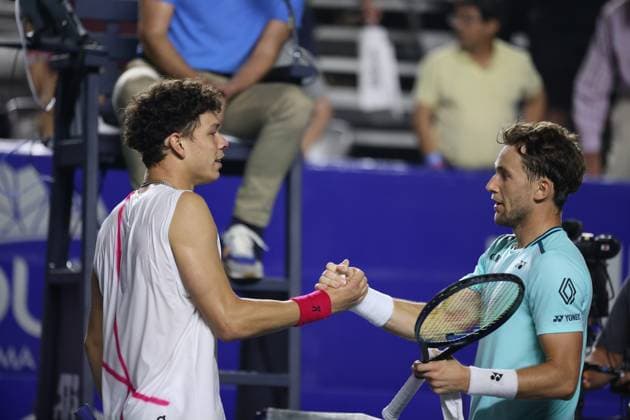 (240301) -- ACAPULCO, March 1, 2024 -- Casper Ruud (R) of Norway shakes hands with Ben Shelton of the United States after their quarterfinal match at the 2024 ATP, Tennis Herren Mexican Open tennis tournament in Acapulco, Mexico, March 1, 2024. ) (SP)MEXICO-ACAPULCO-TENNIS-ATP-MEXICAN OPEN-QUARTERFINAL LixMengxin 