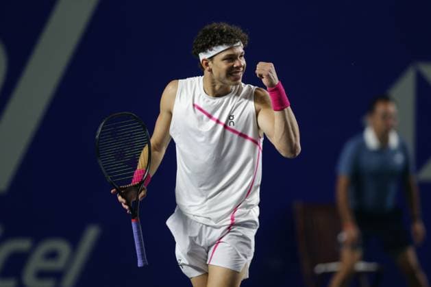 (240301) -- ACAPULCO, March 1, 2024 -- Ben Shelton of the United States reacts during the quarterfinal match against Casper Ruud of Norway at the 2024 ATP, Tennis Herren Mexican Open tennis tournament in Acapulco, Mexico, March 1, 2024. (Photo by Xinhua) (SP)MEXICO-ACAPULCO-TENNIS-ATP-MEXICAN OPEN-QUARTERFINAL FranciscoxCanedo 