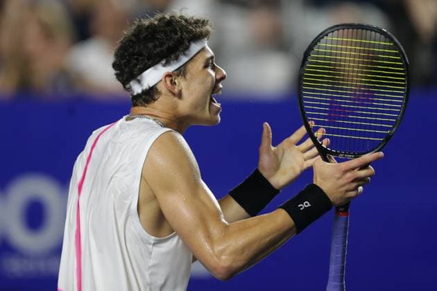 (240301) -- ACAPULCO, March 1, 2024 -- Ben Shelton of the United States reacts during the quarterfinal match against Casper Ruud of Norway at the 2024 ATP, Tennis Herren Mexican Open tennis tournament in Acapulco, Mexico, Feb. 29, 2024. (Photo by Xinhua) (SP)MEXICO-ACAPULCO-TENNIS-ATP-MEXICAN OPEN-QUARTERFINAL FranciscoxCanedo 