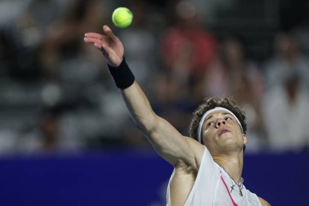 (240301) -- ACAPULCO, March 1, 2024 -- Ben Shelton of the United States serves the ball during the quarterfinal match against Casper Ruud of Norway at the 2024 ATP, Tennis Herren Mexican Open tennis tournament in Acapulco, Mexico, Feb. 29, 2024. (Photo by Xinhua) (SP)MEXICO-ACAPULCO-TENNIS-ATP-MEXICAN OPEN-QUARTERFINAL FranciscoxCanedo 