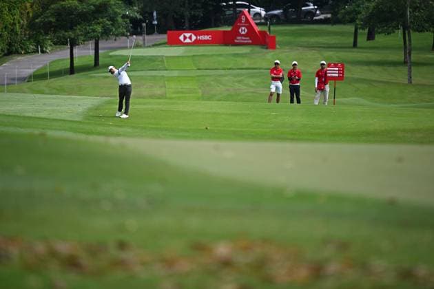 (240301) -- SINGAPORE, March 1, 2024 -- Yin Ruoning (L) of China competes during the second day of the HSBC Women s World Championship, WM, Weltmeisterschaft held in Singapore s Sentosa Golf Club on March 1, 2024. (Photo by Then Chih Wey Xinhua) (SP)SINGAPORE-GOLF-WOMEN S WORLD CHAMPIONSHIP XinxJiapo 
