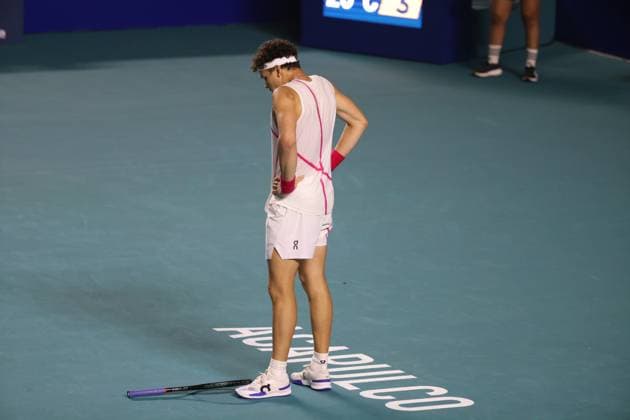 (240301) -- ACAPULCO, March 1, 2024 -- Ben Shelton of the United States reacts after the quarterfinal match against Casper Ruud of Norway at the 2024 ATP, Tennis Herren Mexican Open tennis tournament in Acapulco, Mexico, March 1, 2024. ) (SP)MEXICO-ACAPULCO-TENNIS-ATP-MEXICAN OPEN-QUARTERFINAL LixMengxin 