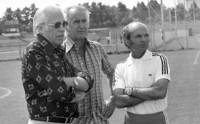 14.07.75 FC Bayern München Fototermin 1975 1976 Deutschland, München, 14.07.1975, Fussball, Bundesliga, FC Bayern München Fototermin Saison 1975 1976: v.l. Wilhelm Neudecker (Präsident), Robert Schwan (Technischer Direktor), Dettmar Cramer (Trainer). *** 14 07 75 FC Bayern Munich Photo Call 1975 1976 Germany, Munich, 14 07 1975, Football, Bundesliga, FC Bayern Munich Photo Call Season 1975 1976 from l Wilhelm Neudecker President , Robert Schwan Technical Director , Dettmar Cramer Coach