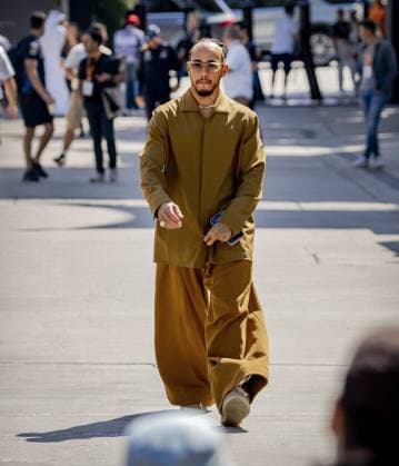 BAHRAIN - Lewis Hamilton (Mercedes) in the paddock prior to the third free practice session at the Bahrain International Circuit in the Sakhir desert area prior to the Bahrain Grand Prix. ANP REMKO DE WAAL Practice 2024 2025 xVIxANPxSportx xxANPxIVx 492513447 originalFilename: 492513447.jpg