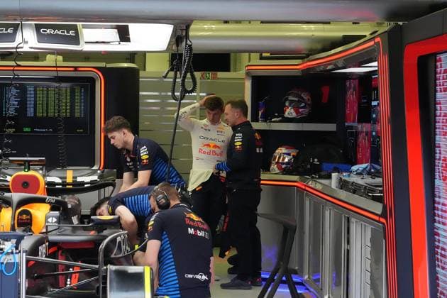 Formula 1 Gulf Air Bahrain Grand Prix 2024 01 03 2024, Bahrain International Circuit, Sakhir, Formula 1 Gulf Air Bahrain Grand Prix 2024 ,in the picture Team Principal Christian Horner Oracle Red Bull Racing in conversation with Max Verstappen NLD , Oracle Red Bull Racing nordphotoxGmbHx xBratic nph00250