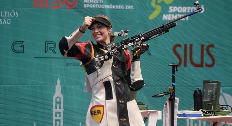 Bilder des Jahres 2024, Sport 03 März Sport Themen der Woche KW09 Sport Bilder des Tages 01.03.2024 Gyor(Hungary) European Shooting championships 10M Rifle Pistol 10M Air Rifle women final Anna Janssen Germany celebrate victory and first place :