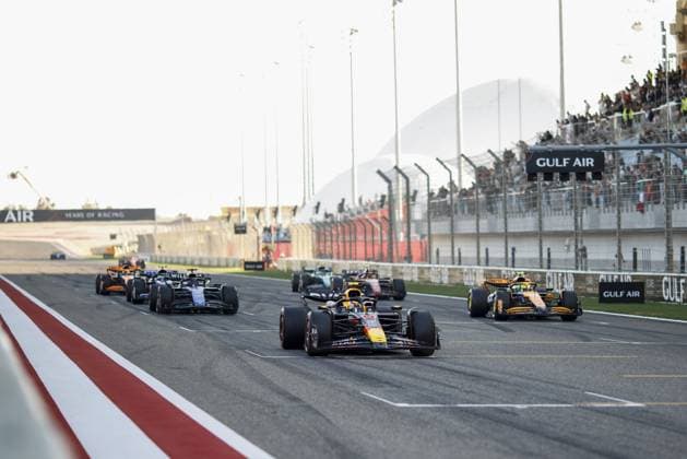 11 PEREZ Sergio (mex), Red Bull Racing RB20, action starting grid during the Formula 1 Gulf Air Bahrain Grand Prix 2024, 1st round of the 2024 FIA Formula One World Championship, WM, Weltmeisterschaft from February 29 to March 2, 2024 on the Bahrain International Circuit, in Sakhir, Bahrain - F1 - BAHRAIN GRAND PRIX 2024 DPPI Panoramic  240301_R01_BAHRAIN__BR51757