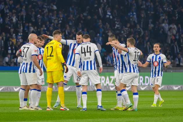The players are getting ready for the game, Hertha BSC Holstein Kiel, 2 Bundesliga, Football, DFB, Season 2023 2024, 24 Matchday, Olympia Stadion Berlin, DFB DFL REGULATIONS PROHIBIT ANY USE OF PHOTOGRAPHS AS IMAGE SEQUENCES AND OR QUASI VIDEO, 01 03 2024, Photo HMB Media Uwe Koch Copyright: HMBxMedia UwexKoch