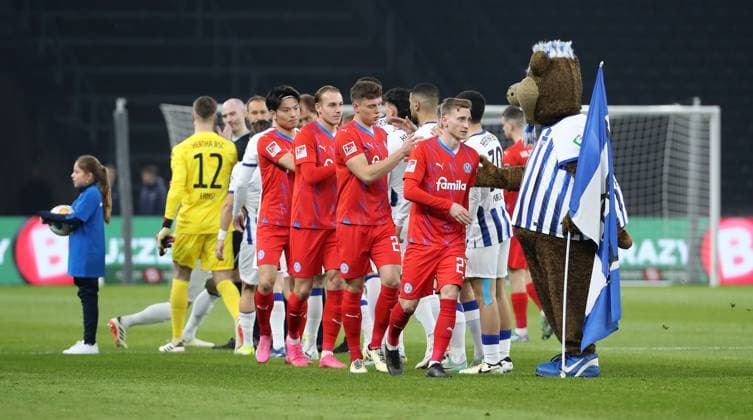 Teams greeting each other before the start of the match Sport Soccer Football DFL 2 Bundesliga Men 24 Matchday Season 2023 2024 01 03 2024 Hertha BSC Berlin vs Holstein Kiel DFL regulations prohibit any use of photographs as image sequences and or quasi video