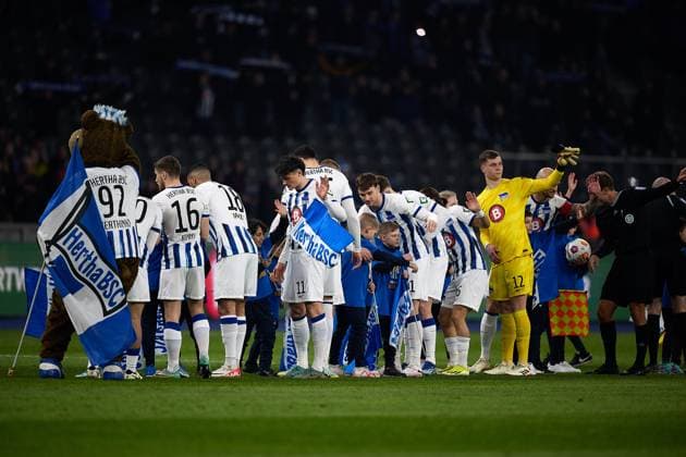 Hertha BSC Berlin, Player entry, GER, Hertha BSC vs Holstein Kiel, Soccer men, 2 Bundesliga, Season 2023 2024, 24 Matchday, 01 03 2024 DFL REGULATIONS PROHIBIT ANY USE OF PHOTOGRAPHS AS IMAGE SEQUENCES AND OR QUASI VIDEO GER, Hertha BSC vs Holstein Kiel, Soccer men, 2 Bundesliga, Season 2023 2024, 24 Matchday, 01 03 2024 Berlin Copyright: xEibner-Pressefotox xClaudiusxRaux EP_CRH