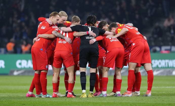 Kiel team circle swearing in before the start of the match Ritual Sport Football Soccer DFL 2 Bundesliga Men 24 Matchday Season 2023 2024 01 03 2024 Hertha BSC Berlin vs Holstein Kiel DFL regulations prohibit any use of photographs as image sequences and or quasi video