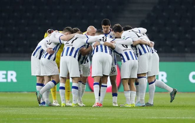 Berlin team circle swear in before the start of the match Ritual Sport Football Soccer DFL 2 Bundesliga Men 24 Matchday Season 2023 2024 01 03 2024 Hertha BSC Berlin vs Holstein Kiel DFL regulations prohibit any use of photographs as image sequences and or quasi video