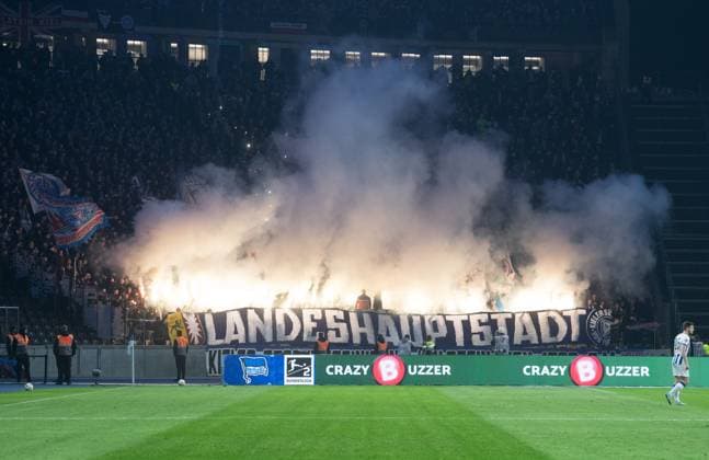 Soccer, Men, Season 2023 2024, 2 Bundesliga 24 Matchday , Hertha BSC Holstein Kiel, Fans of Kiel ignite pyrotechnics, 01 03 2024, Copyright: xSebastianxRäppold MatthiasxKochx