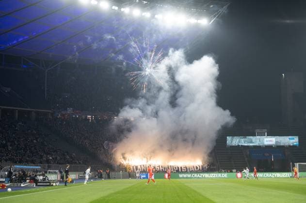 Soccer, Men, Season 2023 2024, 2 Bundesliga 24 Matchday , Hertha BSC Holstein Kiel, Fans of Kiel ignite pyrotechnics, 01 03 2024, Copyright: xSebastianxRäppold MatthiasxKochx