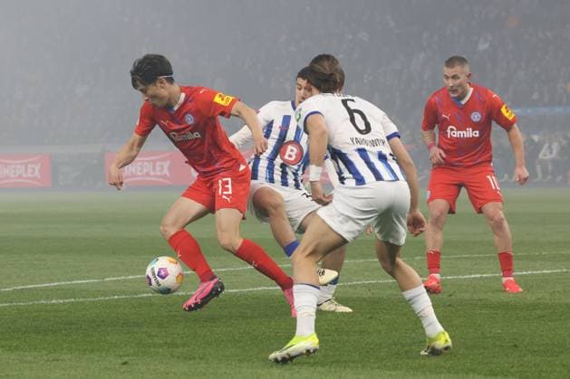 DEU, DFL, 2 FBL, Hertha BSC vs Holstein Kiel, 01 03 2024, Berliner Olympiastadion, Berlin, DEU, DFL, 2 FBL, Hertha BSC vs Holstein Kiel, in the picture Michal Karbownik Hertha BSC Berlin 6 , Shute Machino Holstein Kiel 13 , DFL regulations prohibit any use of Photographs as image sequences and or quasi video Foto Juergen Engler nordphoto GmbH nordphotoxGmbHx xEngler nph00076