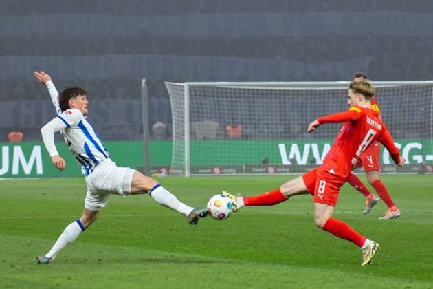 Soccer 2 Bundesliga, Hertha BSC Holstein Kiel 01 03 2024, xdanx, Soccer 2 Bundesliga, Hertha BSC Holstein Kiel, v l Fabian Reese Hertha BSC 11 ,Finn Porath Holstein Kiel 8 ,Zweikampf, Duell, Kampf, tackle DFL DFB REGULATIONS PROHIBIT ANY USE OF PHOTOGRAPHS as IMAGE SEQUENCES and or QUASI VIDEO Foto Daniel Lakomski Mix1 Berlin Olympiastadion Berlin Berlin Germany EN Copyright: xDanielxLakomskix