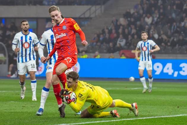 Soccer 2 Bundesliga, Hertha BSC Holstein Kiel 01 03 2024, xdanx, Soccer 2 Bundesliga, Hertha BSC Holstein Kiel, v l Joshua Mees Holstein Kiel 27 ,Tjak Ernst Hertha BSC 12 ,Zweikampf, Duell, Kampf, tackle DFL DFB REGULATIONS PROHIBIT ANY USE OF PHOTOGRAPHS as IMAGE SEQUENCES and or QUASI VIDEO Foto Daniel Lakomski Mix1 Berlin Olympiastadion Berlin Berlin Germany EN Copyright: xDanielxLakomskix