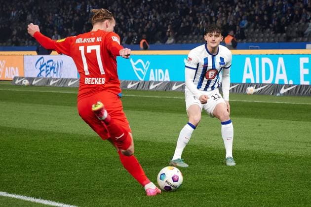 Timo Becker Holstein Kiel, 17 , Fabian Reese Hertha BSC, 11 , GER, Hertha BSC vs Holstein Kiel, Soccer Men, 2 Bundesliga, Season 2023 2024, 24 Matchday, 01 03 2024 DFL REGULATIONS PROHIBIT ANY USE OF PHOTOGRAPHS AS IMAGE SEQUENCES AND OR QUASI VIDEO GER, Hertha BSC vs Holstein Kiel, Soccer Men, 2 Bundesliga, Season 2023 2024, 24 Matchday, 01 03 2024 Berlin Copyright: xEibner-Pressefotox xClaudiusxRaux EP_CRH