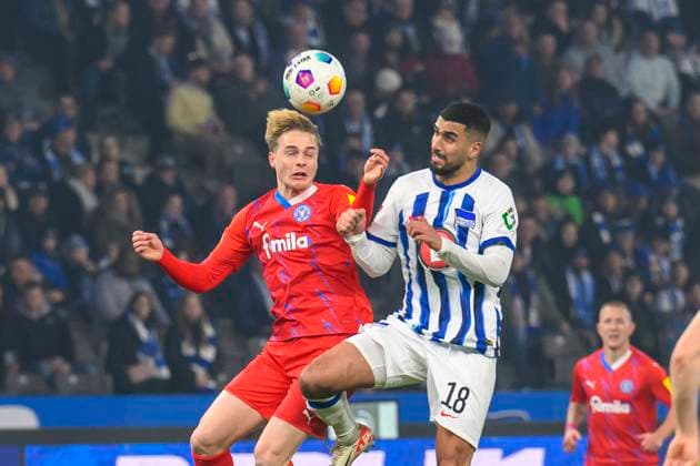 v l Finn Porath Holstein Kiel, 08 , Wilfried Kanga Hertha BSC, 18 , duel, action, fight, Hertha BSC Holstein Kiel, 2 Bundesliga, football, DFB, season 2023 2024, 24 matchday, Olympia Stadion Berlin, DFB DFL REGULATIONS PROHIBIT ANY USE OF PHOTOGRAPHS AS IMAGE SEQUENCES AND OR QUASI VIDEO, 01 03 2024, photo HMB Media Uwe Koch Copyright: HMBxMedia UwexKoch
