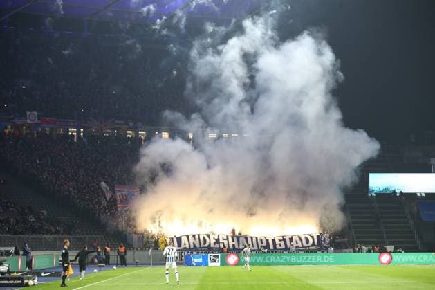 01 03 2024, xtgx, Soccer 2 Bundesliga, Hertha BSC Berlin Holstein Kiel emspor, v l symbol photo, symbol image, fans of Kiel zuenden Pyro, pyrotechnics, smoke, fog DFL DFB REGULATIONS PROHIBIT ANY USE OF PHOTOGRAPHS as IMAGE SEQUENCES and or QUASI VIDEO Berlin