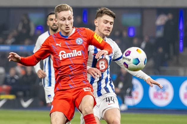 Berlin, 01 03 2024, Soccer, 2 Bundesliga, Matchday 24, Hertha BSC Holstein Kiel, Olympiastadion Kiels Joshua Mees l fights against Berlins Linus Gechter for the ball DFL regulations and DFB regulations prohibit any use of photographs as image sequences and or quasi video, Foto Andreas Gora Hertha BSC Holstein Kiel