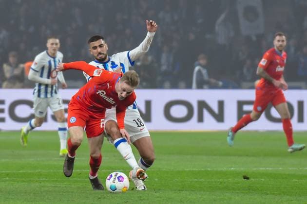 Soccer 2 Bundesliga, Hertha BSC Holstein Kiel 01 03 2024, xdanx, Soccer 2 Bundesliga, Hertha BSC Holstein Kiel, v l Joshua Mees Holstein Kiel 27 ,Aymen Barkok Hertha BSC 18 ,Zweikampf, Duell, Kampf, tackle DFL DFB REGULATIONS PROHIBIT ANY USE OF PHOTOGRAPHS as IMAGE SEQUENCES and or QUASI VIDEO Foto Daniel Lakomski Mix1 Berlin Olympiastadion Berlin Berlin Germany EN Copyright: xDanielxLakomskix