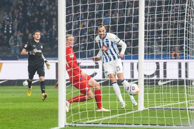Soccer, Men, Season 2023 2024, 2 Bundesliga 24 Matchday , Hertha BSC Holstein Kiel, Haris Tabakovic Hertha BSC scores the goal for 1 0 against Colin Kleine Bekel Holstein Kiel and goalkeeper Timon Weiner Holstein Kiel , 01 03 2024, Copyright: xSebastianxRäppold MatthiasxKochx