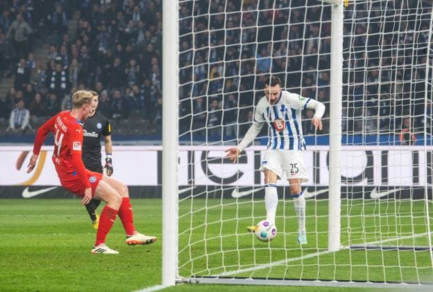 Soccer, Men, Season 2023 2024, 2 Bundesliga 24 Matchday , Hertha BSC Holstein Kiel, Haris Tabakovic Hertha BSC scores the goal for 1 0 against Colin Kleine Bekel Holstein Kiel and goalkeeper Timon Weiner Holstein Kiel , 01 03 2024, Copyright: xSebastianxRäppold MatthiasxKochx