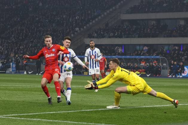 DEU, DFL, 2 FBL, Hertha BSC vs Holstein Kiel, 01 03 2024, Berliner Olympiastadion, Berlin, DEU, DFL, 2 FBL, Hertha BSC vs Holstein Kiel, in the picture Tjark Ernst Hertha BSC Berlin 12 , Linus Gechter Hertha BSC Berlin 44 , Joshua Mees Holstein Kiel 27 DFL regulations prohibit any use of Photographs as image sequences and or quasi video Foto Juergen Engler nordphoto GmbH nordphotoxGmbHx xEngler nph00076