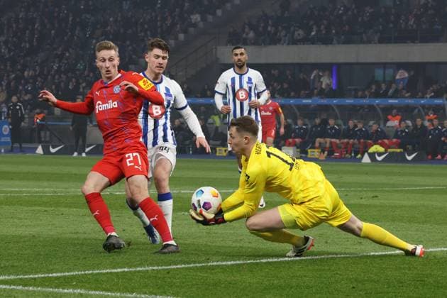 DEU, DFL, 2 FBL, Hertha BSC vs Holstein Kiel, 01 03 2024, Berliner Olympiastadion, Berlin, DEU, DFL, 2 FBL, Hertha BSC vs Holstein Kiel, in the picture Tjark Ernst Hertha BSC Berlin 12 , Linus Gechter Hertha BSC Berlin 44 , Joshua Mees Holstein Kiel 27 DFL regulations prohibit any use of Photographs as image sequences and or quasi video Foto Juergen Engler nordphoto GmbH nordphotoxGmbHx xEngler nph00076