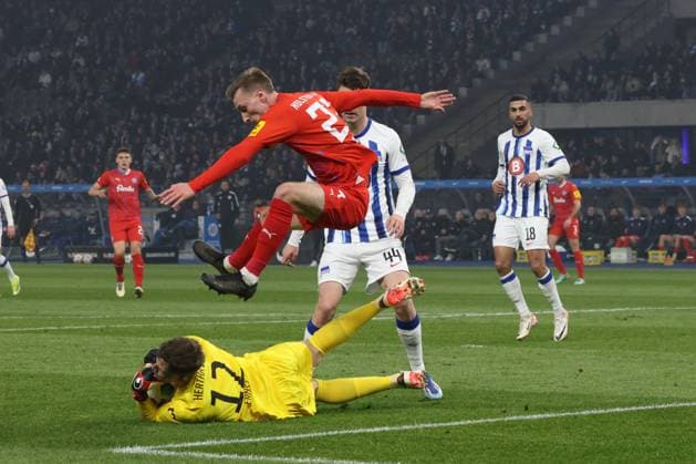 DEU, DFL, 2 FBL, Hertha BSC vs Holstein Kiel, 01 03 2024, Berliner Olympiastadion, Berlin, DEU, DFL, 2 FBL, Hertha BSC vs Holstein Kiel, in the picture Tjark Ernst Hertha BSC Berlin 12 , Linus Gechter Hertha BSC Berlin 44 , Joshua Mees Holstein Kiel 27 DFL regulations prohibit any use of Photographs as image sequences and or quasi video Foto Juergen Engler nordphoto GmbH nordphotoxGmbHx xEngler nph00076