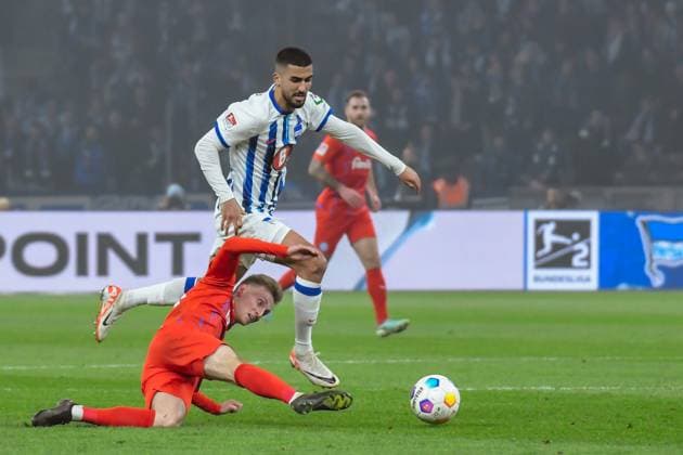 Soccer 2 Bundesliga, Hertha BSC Holstein Kiel 01 03 2024, xdanx, Soccer 2 Bundesliga, Hertha BSC Holstein Kiel, v l Joshua Mees Holstein Kiel 27 ,Aymen Barkok Hertha BSC 18 ,Zweikampf, Duell, Kampf, tackle DFL DFB REGULATIONS PROHIBIT ANY USE OF PHOTOGRAPHS as IMAGE SEQUENCES and or QUASI VIDEO Foto Daniel Lakomski Mix1 Berlin Olympiastadion Berlin Berlin Germany EN Copyright: xDanielxLakomskix